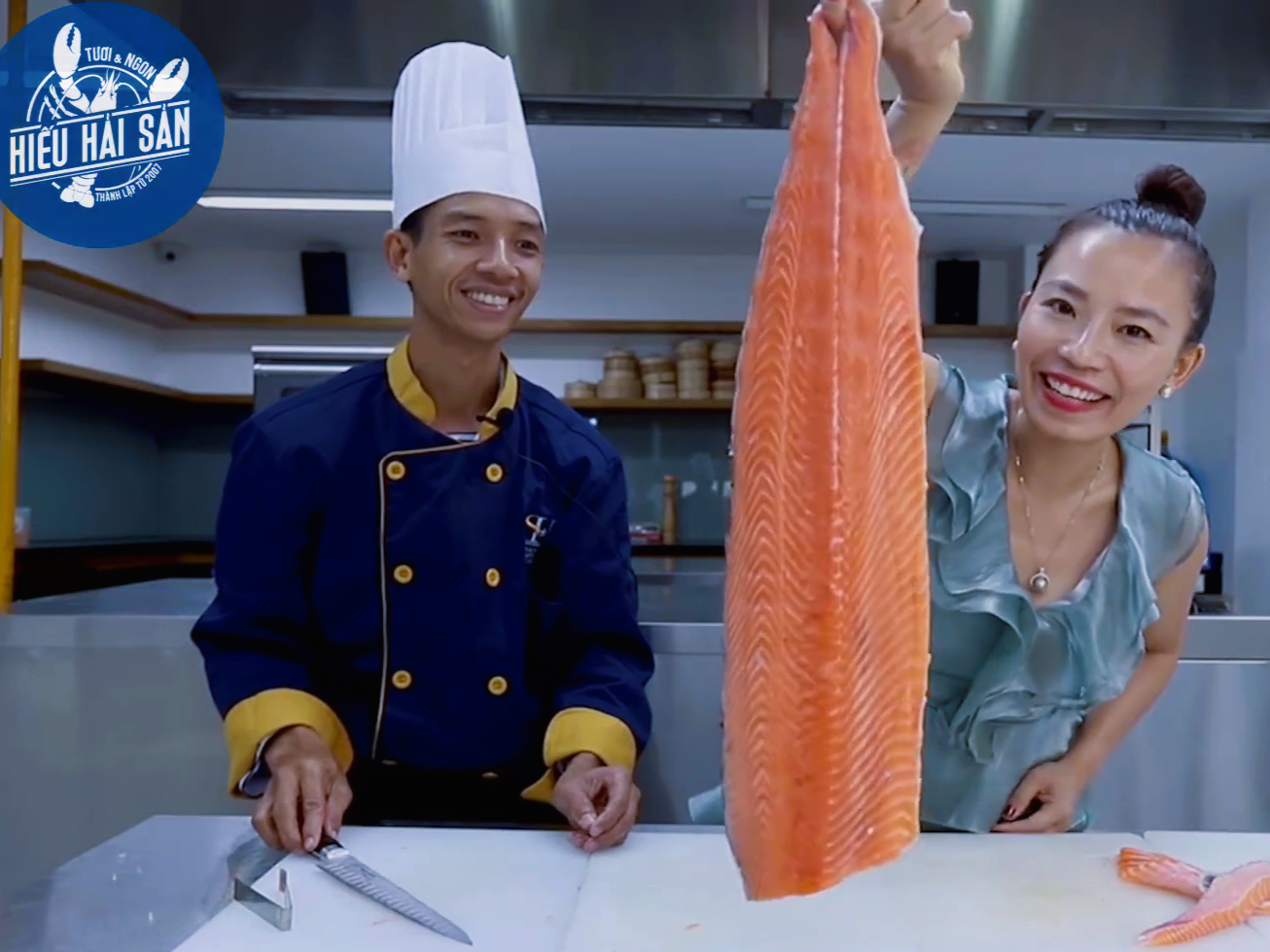 Cách rút xương cá hồi làm sashimi tại nhà